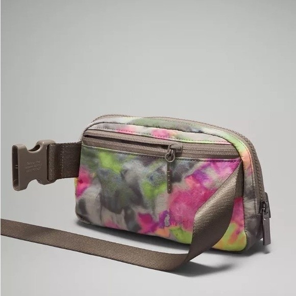 Lululemon Everywhere Belt Bag 1L Water Repellent NWT Fanny Pack Hyper Tie Dye - Picture 7 of 9